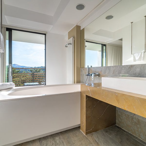 Lux-soba-kupatilo-pogled-Zlatibor-Resize